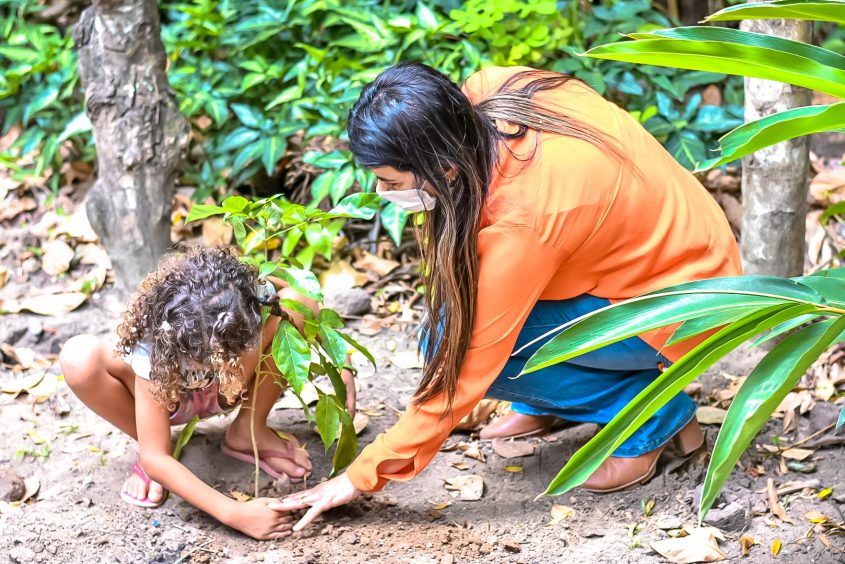 Rafaela Brito, coordenadora dos parques, realiza o plantio de uma muda em comemoração ao dia das crianças. Foto: Ascom Sudes