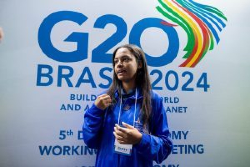 Camila Lima discursa em inglês na reunião do G20 em Maceió. Foto: Secom Maceió