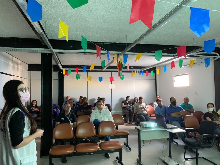 Procedimentos a serem seguidos pelo estabelecimento foram abordados pela fiscal Thaísa Teixeira. Foto: Vigilância Sanitária Municipal
