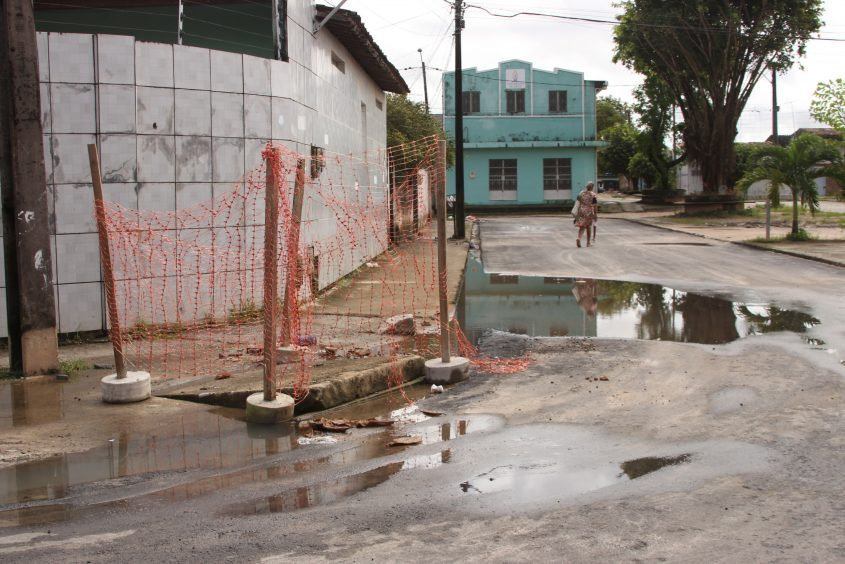 Rua no Benedito Bentes alagada devido ruptura na rede de drenagem. Foto: Wilma Andrade/Ascom Seminfra