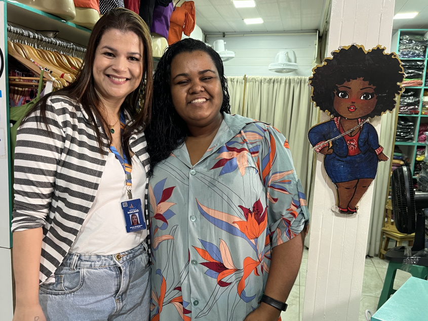 Secretária Ríssa Rodrigues e permissionária Carla Marques comemoram novos reparos no Shopping Popular (Foto: Tatiane Gomes/Ascom Semtabes)