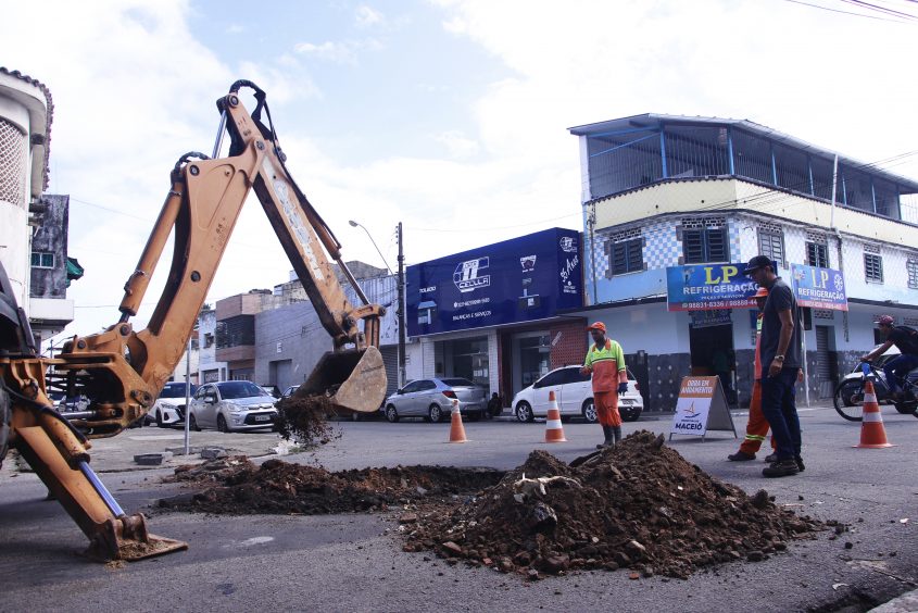 Máquina escavando para a realização do serviço. Foto: Wilma Andrade/Ascom Seminfra