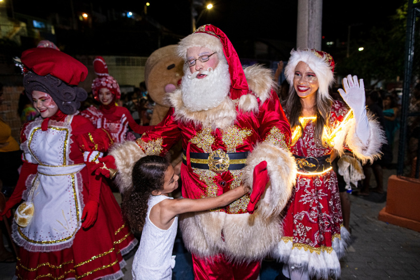 As comunidades vulneráveis das grotas não ficaram à margem dos festejps natalinos; a caravana do Papai Noel visitou grotas e levou alegria e esperança aos moradores. Foto: Arquivo/Secom