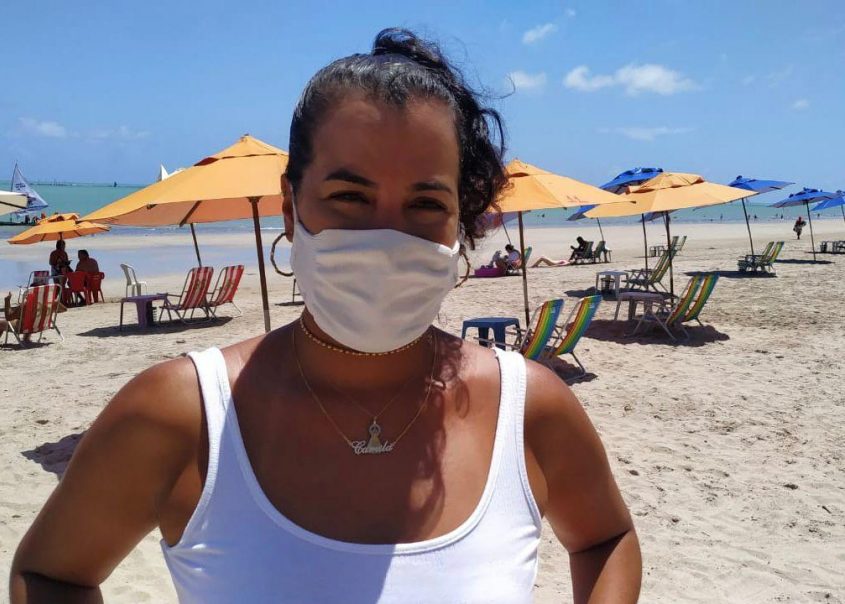 Camila Faustino conseguiu regularizar o trabalho como ambulante na faixa de areia na orla de Maceió. Foto: Alberto Jorge / Ascom Semscs