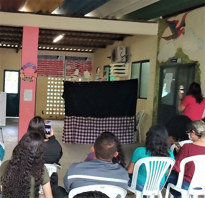 Usuários e familaires participaram de um momento de teatro de fantoches. Foto: Capsi Dr. Luiz da Rocha Cerqueira
