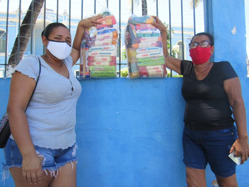 Tatiana dos Santos e a avó Terezinha recebem cestas básicas. Foto: Ascom Semas