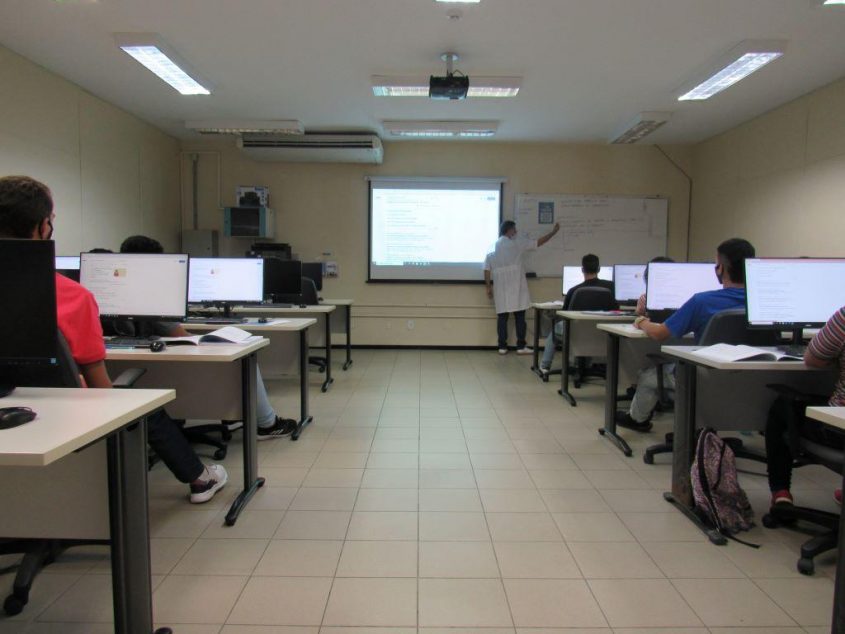 Jovens assistidos pela Semas fazem curso de operador de computador. Foto: Ascom Semas
