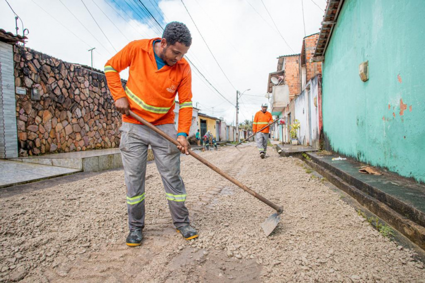 Os primeiros estágios do serviço de pavimentação no Santos Dumont estão concluídas. Foto: Célio Júnior / Secom Maceió