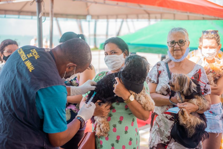Janaína Davino levou o gato Paçoca e o cãozinho Cheleco para atualizar o cartão de vacinação. Foto: Bruno Wesley/Ascom SMS