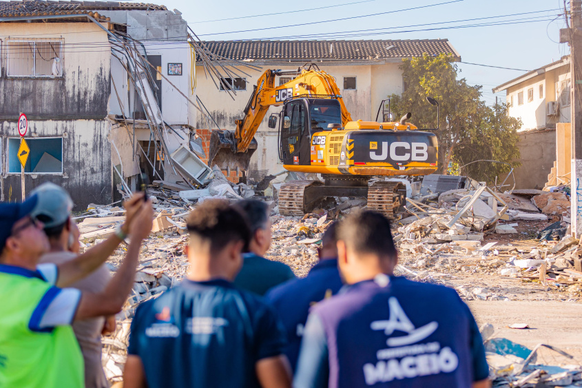 Trabalho de remoção é feito com cautela e cuidado visando a segurança de todos. Foto: Itawi Albuquerque/ Secom Maceió