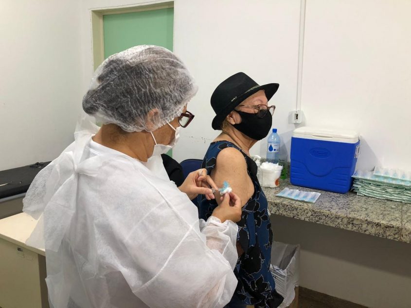 Maria José da Costa tomou a vacina contra a Influenza e disse que toma todas as vacinas do calendário de imunização. Foto: Ascom SMS