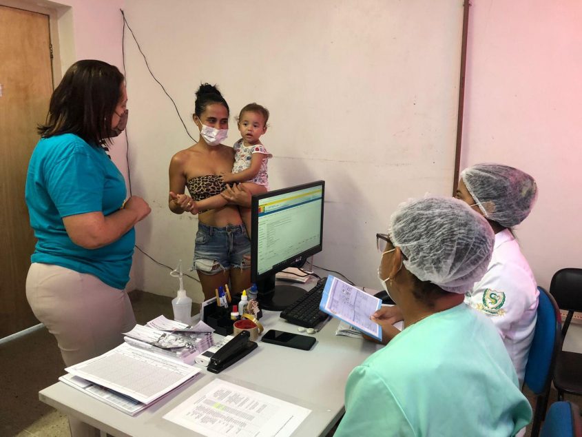 Malena Mendonça levou o filho, Samuel, para atualizar o cartão de vacinação. Fotos: Ascom SMS