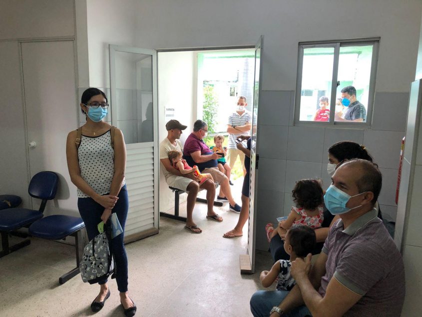 Pais levaram os filhos para vacinar no II Centro de Saúde. Foto: Ascom SMS