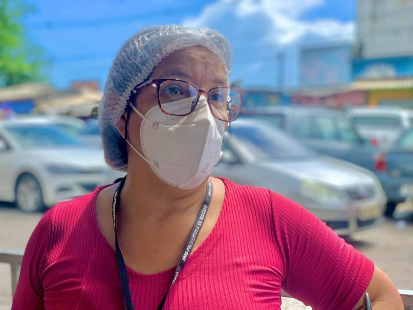 Dulcilene Omena, enfermeira responsável pela vacinação no Mercado da Produção. Foto: Polyanna Monteiro/Ascom SMS