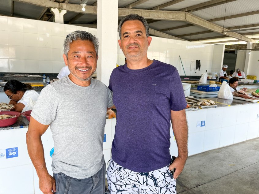 Amigos Leo Nakata e Alexandre Gualiato aprovaram a qualidade dos produtos no Centro Pesqueiro do Jaraguá. Foto: Tatiane Gomes/Ascom Semtabes