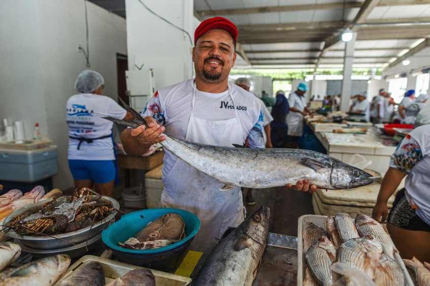 Vitor Dias, que trabalha no Centro Pesqueiro, oferece produtos frescos e de qualidade para atrair clientes. Foto: Alisson Frazão/ Secom Maceió