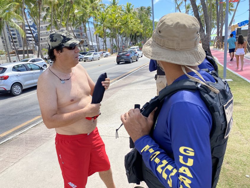 Turista brasiliense parou para pedir informações e elogiar a presença dos guardas municipais. Foto: João Victor Barroso/Ascom Semscs