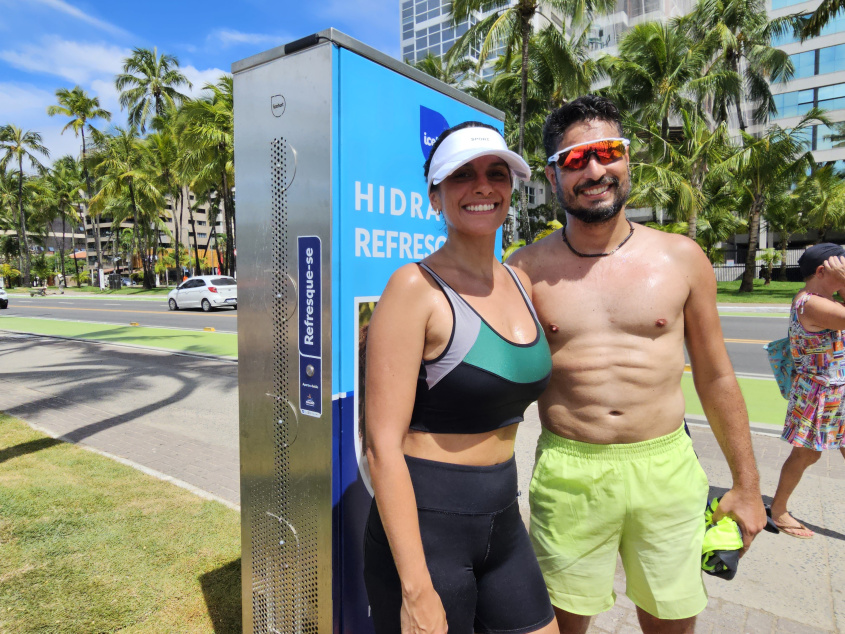 Cássia Britto e Leandro Nadu pausam caminhada para beber água. Foto: Beto Macário/ Secom Maceió