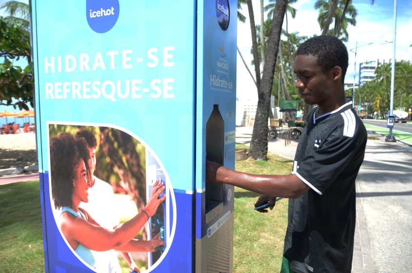 Equipamento facilita a vida de Josinaldo Oliveira que trabalha na orla de Ponta Verde. Foto: Beto Macário/ Secom Maceió