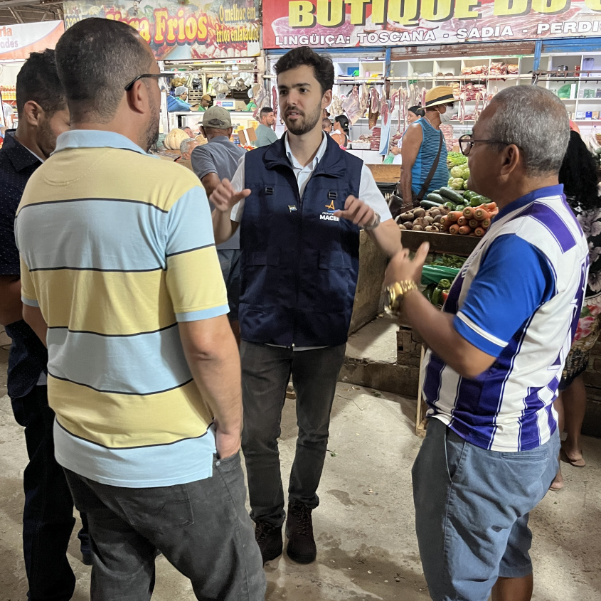 Secretário Maurício Filho conversa com permissionário Edinho, no Mercado da Produção (Foto: Tatiane Gomes/Ascom Semtabes)
