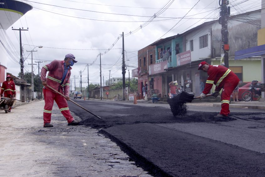 Equipe trabalhando o asfalto para o rolo compressor compactar o material. Foto: Wilma Andrade/Ascom Seminfra
