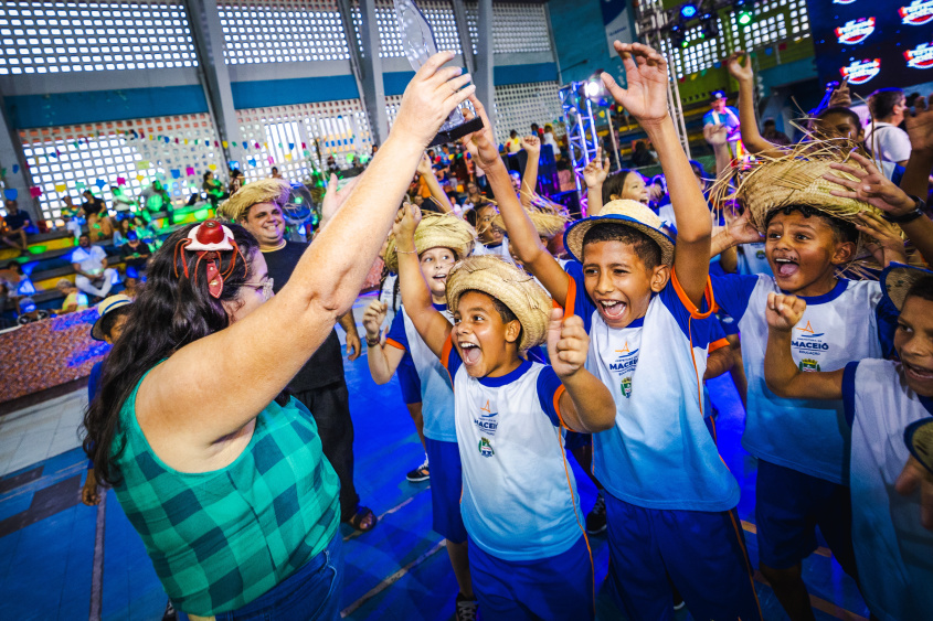 Alunos de escolas municipais em apresentação no festival junino. Foto: Jonathan Lins/ Secom Maceió