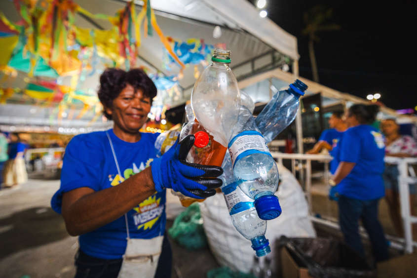 Para Anita, além de cuidar do meio ambiente, trabalho garante renda à sua família. Foto: Jonathan Lins/Secom Maceió