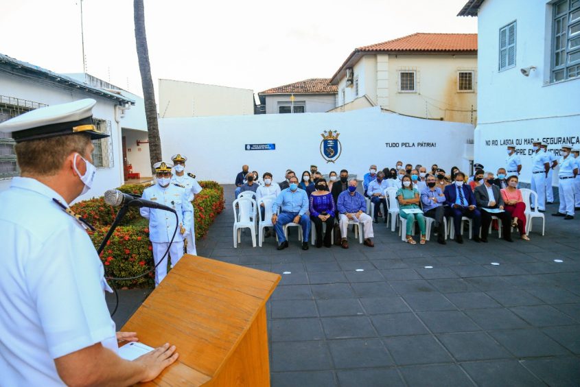 Capitão de Fragata Wendell Petrocelli de Lima entregou a horaria ao secretário em reconhecimento aos serviços prestados pela Semscs. Foto: Ailton Cruz / Cortesia