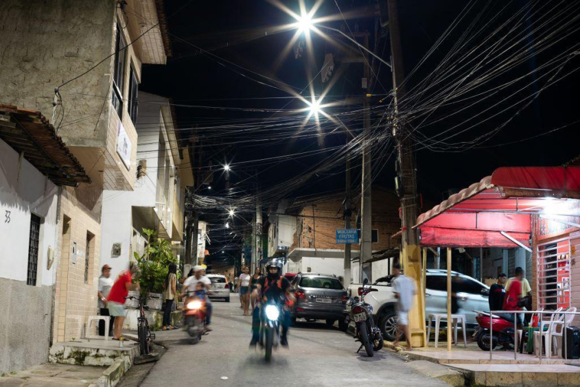 A instalação de luminárias de LED levou mais segurança às grotas, antes mergulhadas na escuridão.. Foto: Arquivo/Secom