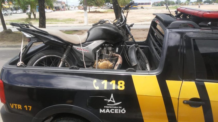 Moto foi abordada na Avenida Benedito Bentes (Foto: Ascom SMTT)