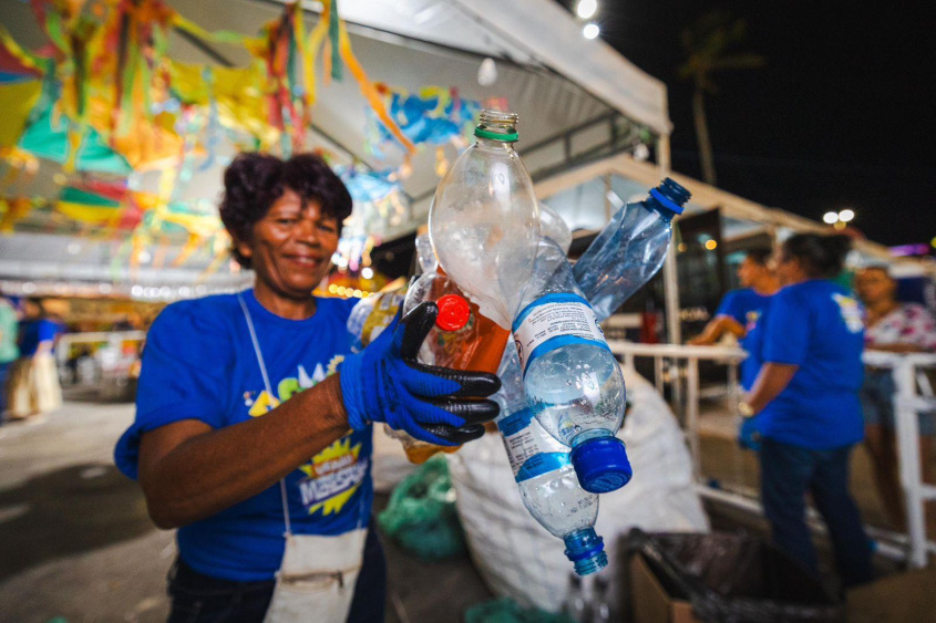 Trabalhando com reciclagem, Anita comemora a renda extra e a contribuição com o meio ambiente. Foto: Jonathan Lins/ Secom Maceió