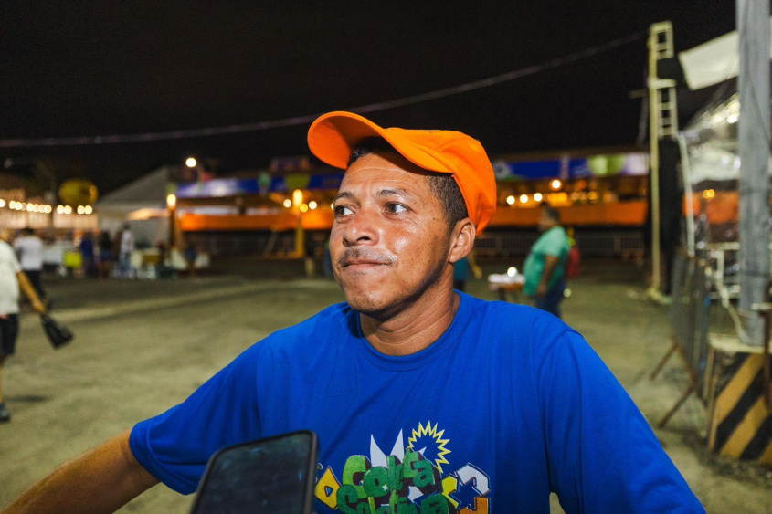 O gari Marcos Corrêa trabalha na limpeza, mas disse que dá para se divertir trabalhando. Foto: Jonathan Lins/ Secom Maceió