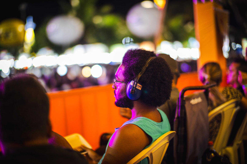 Fones redutores de ouvido auxiliam pessoas com sensibilidade ao barulho. Foto: Jonathan Lins/Secom Maceió