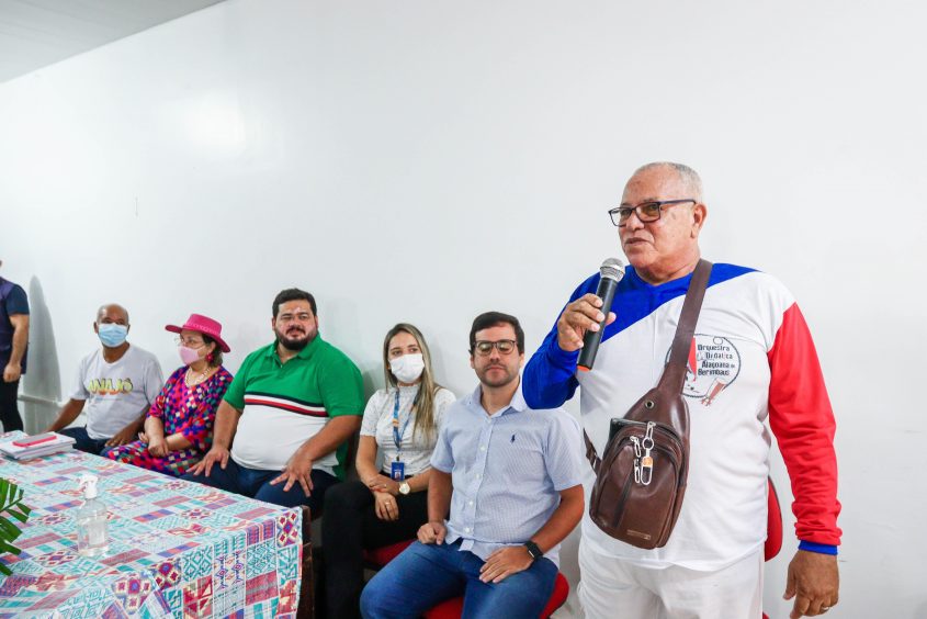 Mestre Cláudio Figueirêdo discursando no lançamento do projeto Ginga Capoeira. Foto: Pedro Farias/Ascom Semed