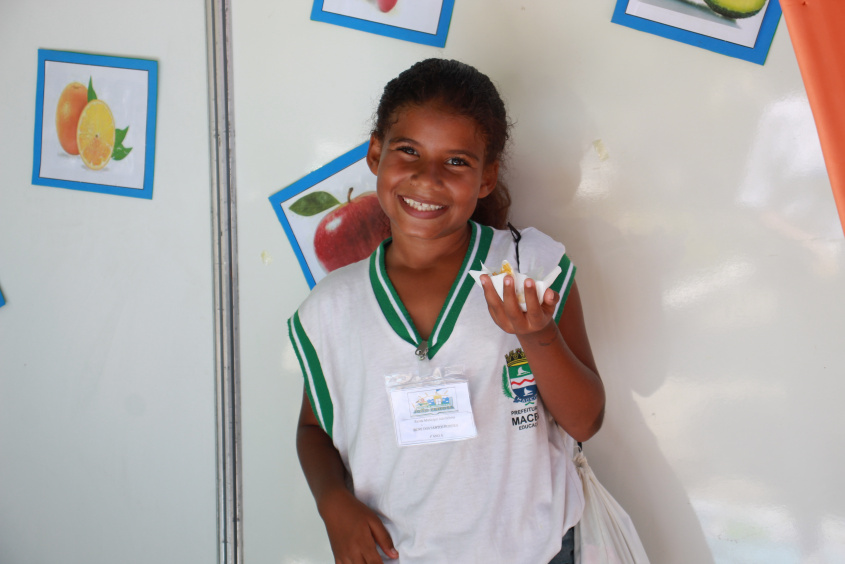 Aluna Irene dos Santos, 9 anos, degustando a torta de jaca. Foto: Natália Luísa/Ascom Semed