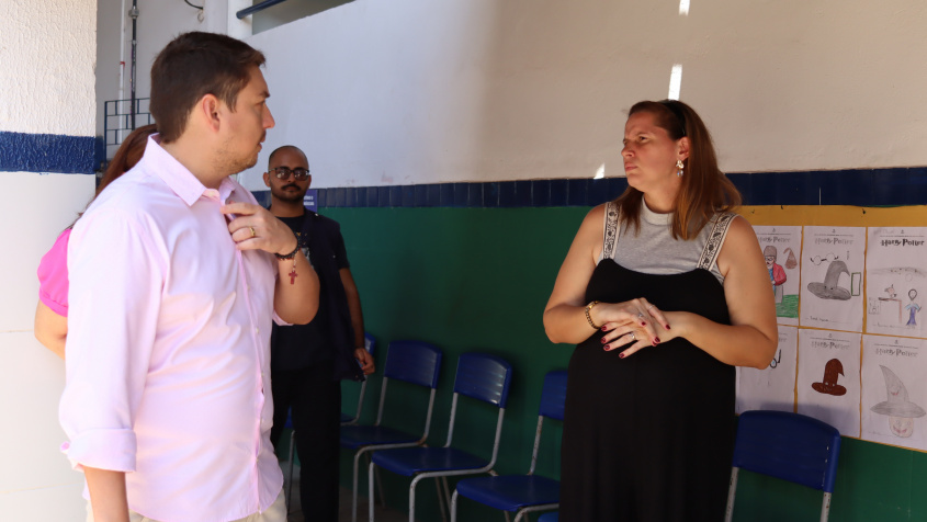 Secretário de Educação de Maceió em dialogo com a diretora da Escola Municipal Neide França. Foto: Daniel Marinho/Ascom Semed