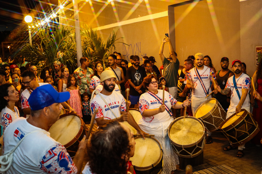 Maracatu Baque Alagoano anima público no polo Beco. Foto: Alisson Frazão/ Secom Maceió