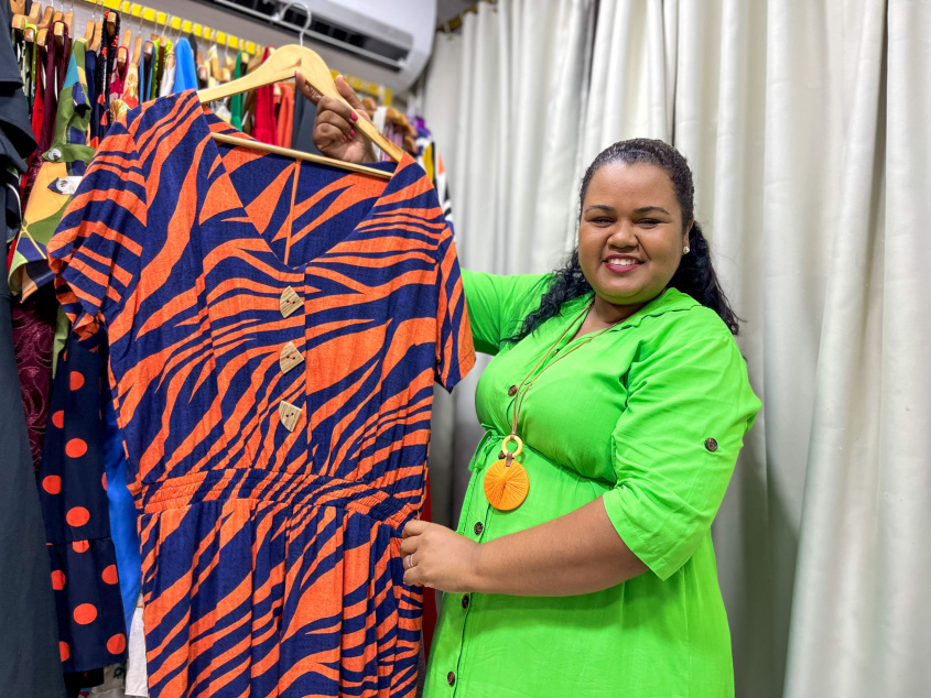 Karla Marques é afroempreendedora do Shopping Popular. Foto: Tatiane Gomes/Ascom Semtabes