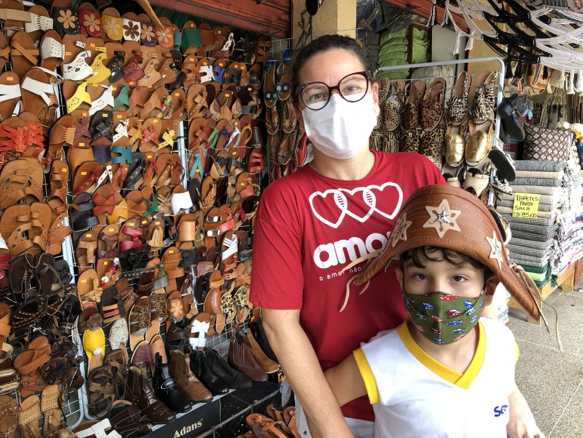 Amanda Serra e o filho Davi foram ao Mercado do Artesanato à procura da roupa de Lampião e Maria Bonita (Foto: João Ferro/Ascom Semtabes)
