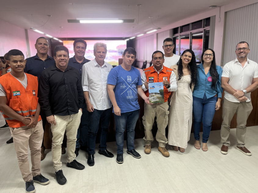 O Previne Maceió foi entregue ao secretário do Gabinete Civil, Luiz Diego, com a presença dos secretários das demais pastas. Foto: Ascom Defesa Civil de Maceió