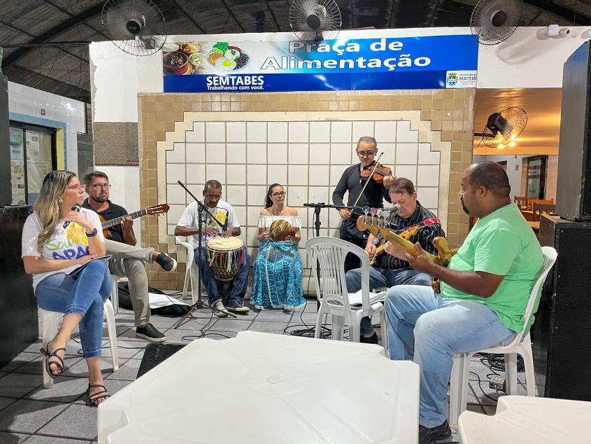 Apresentações musicais ocorrem na praça de alimentação do Mercado do Jaraguá. Foto: Tatiane Gomes/Ascom Semtabes