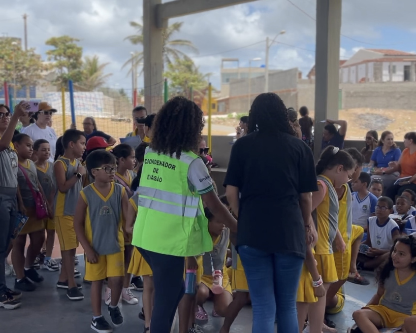 Crianças foram conduzidas pelos coordenadores de evasão do Apell. Foto: Ascom Defesa Civil