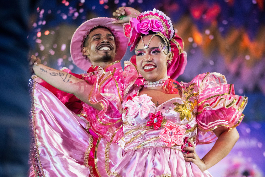 Grupo Reviver em cena com o tema “Simplesmente Rosas”, marcado por delicadeza, força feminina e ancestralidade. Foto: Alisson Frazão/ Secom Maceió