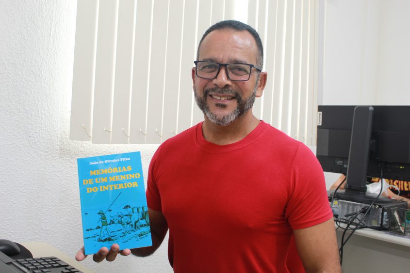 Escritor e servidor da Semed, João de Oliveira, com seu livro de memórias. Foto: Jamerson Soares/Ascom Semed