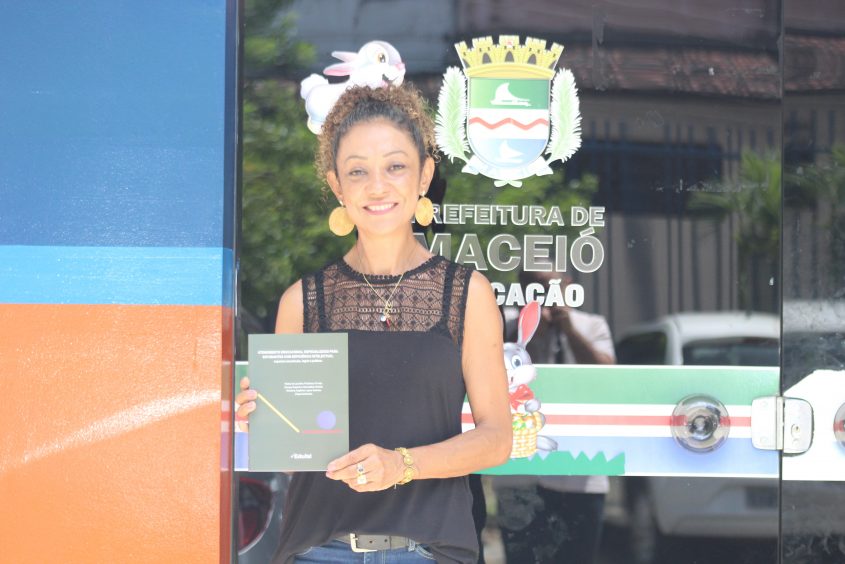 Uma das organizadoras do livro e professora da rede municipal, Tarciana Damato. Foto: Jamerson Soares (estagiário)/Ascom Semed