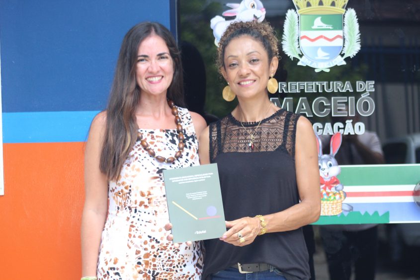 Coordenadora do NAP (esq.) Natércia Lopes e professora Tarciana Damato. Foto: Jamerson Soares (estagiário)/Ascom Semed