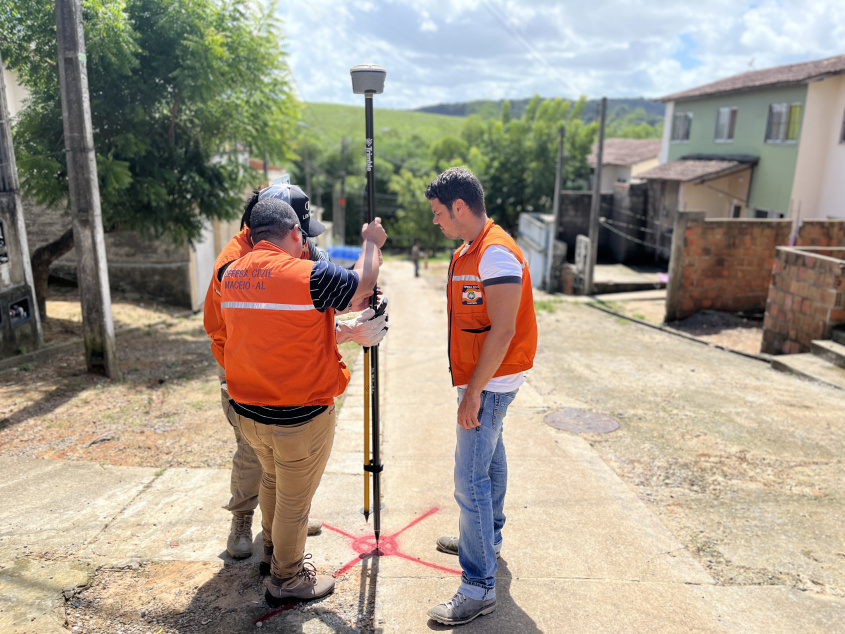 Após coleta de dados, técnicos realizam o processamento e análise para identificar movimentação de solo. Foto: Ascom Defesa Civil Maceió