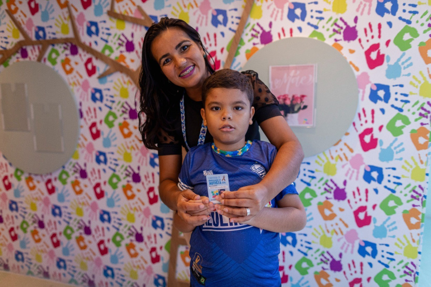 Direitos de filhos com TEA são garantidos com emissão das Carteiras de Identificação do Autista. Foto: Secom Maceió