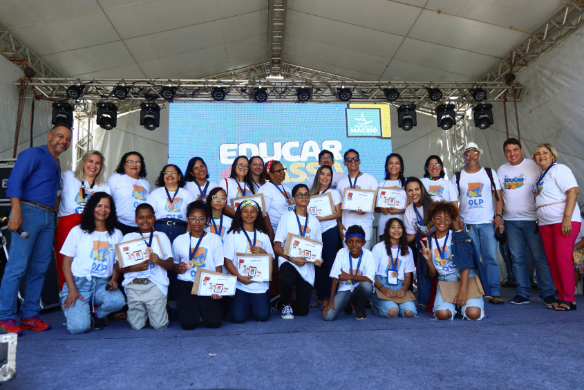 Estudantes homenageados por se destacarem em duas olimpíadas do conhecimento. Foto: Pedro Farias/Ascom Semed