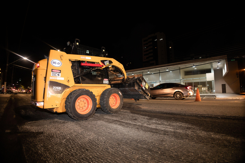 Equipes trabalham também à noite, quando o tráfego é reduzido. Foto: Secom Maceió